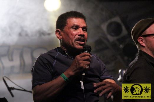 Winston Francis (Jam) with Ken Guru - The Highjumpers 17. This Is Ska Festival - Rosslau 21. Juni 2013 (11).JPG